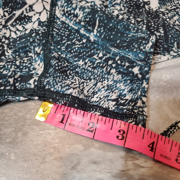 NWOT Lululemon Hotty Hot Short II *Long 4". Liner Blue/ green, white. Size 4. - Picture 11 of 13